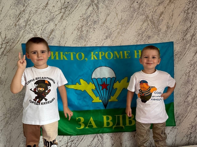 Ветераны ВДВ из Кинешмы дарят детям уникальные футболки