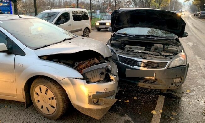 Парень на Форде врезался в автолюбительницу на Киа в Иванове