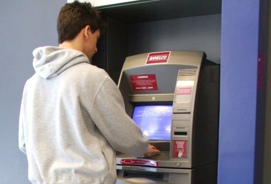 Деньги с банковских карт в Ивановской области начали воровать уже подростки
