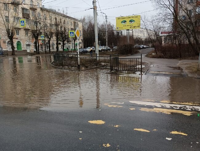 Жители Иванова едва не утонули на затопленных пешеходных переходах