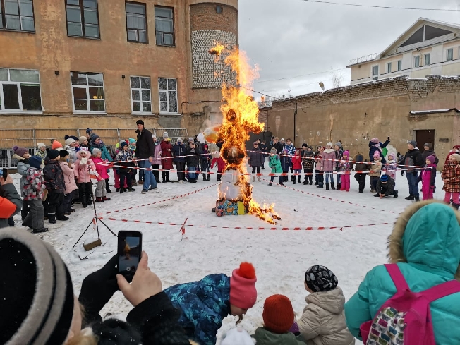 В парках Ивановской области сжигают чучела Масленицы 