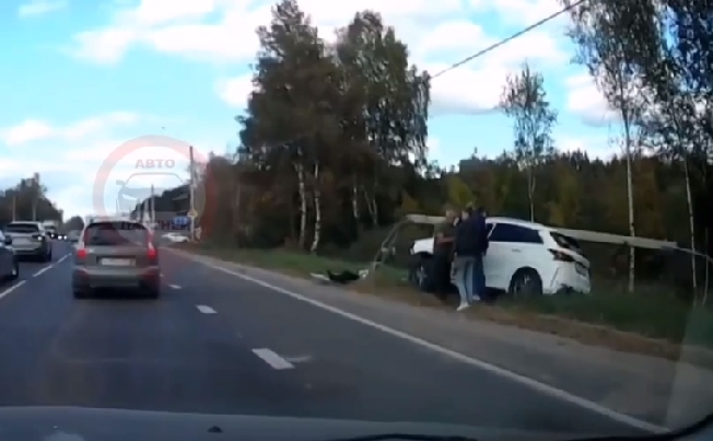 В Иванове автомобилист на новой иномарке жёстко похоронил её под столбом