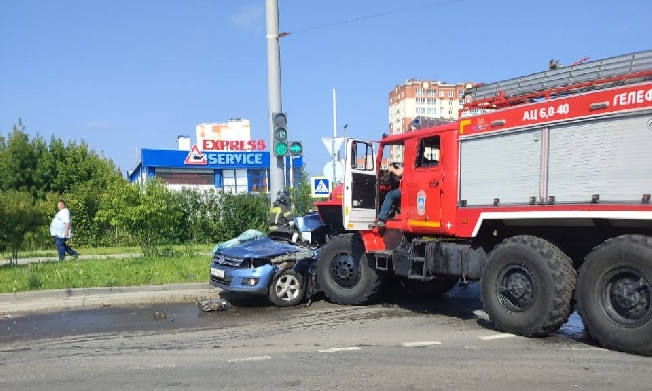 В ДТП с машиной МЧС в Иванове раздавленной оказалась автоледи