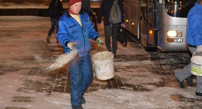 Улицы и дороги в Иванове обрабатывают от гололёда