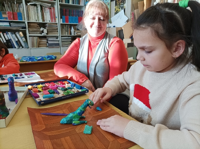 Детей участников СВО в Иванове учили изготавливать символ 2024 года