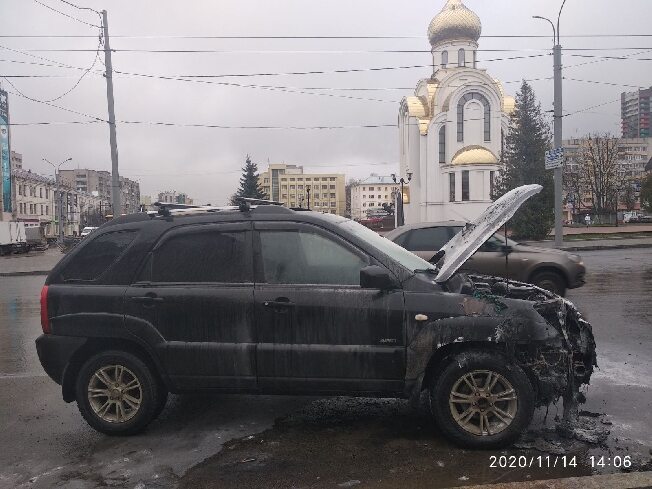 В центре Иванова прямо на ходу вспыхнула иномарка