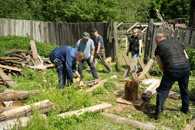 В Ивановской области жене участника СВО помогли наколоть дров и навести порядок