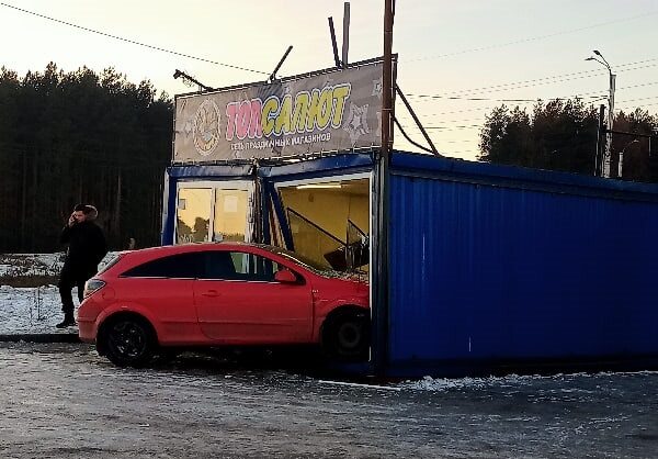 Павильон с пиротехникой протаранила легковушка в Иванове