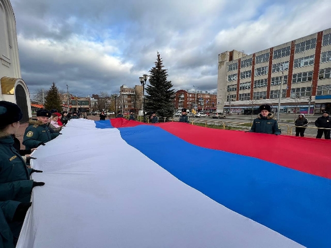 Участники патриотической акции в Иванове развернули 37-метровый флаг России 