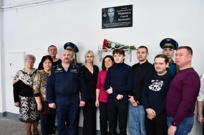 В Иванове открыли мемориальную доску погибшему добровольцу СВО Медынцеву