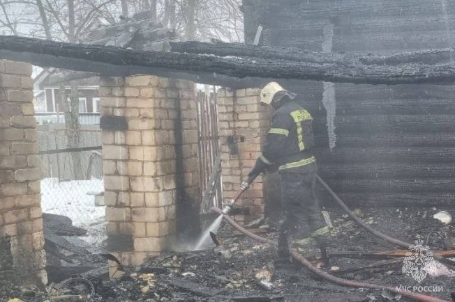 Пепелище осталось от двора в деревне Змеево в Шуйском районе