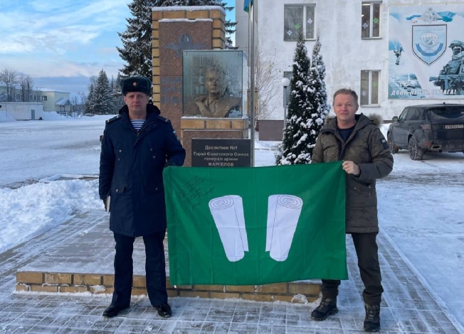 Союзу десантников Кинешмы передали флаг с благодарственной надписью за помощь подразделениям ВДВ