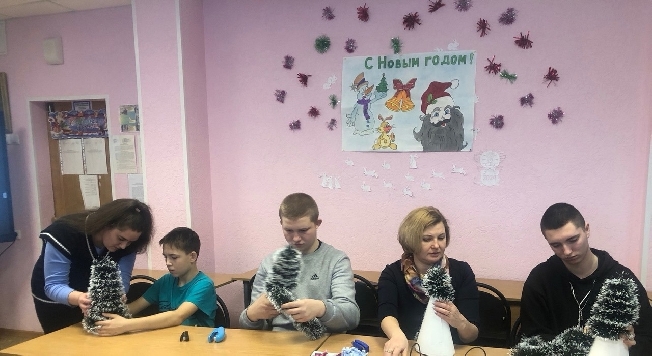 Детей участников СВО в Ивановской области научили делать новогодний сувенир и печь пряник