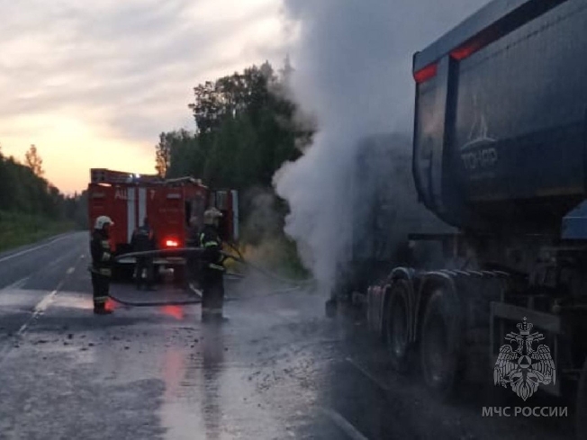 Импортный самосвал сгорел в Ивановской области 