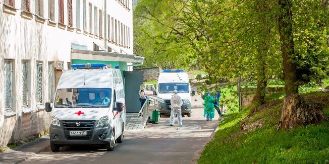 Годовалый ребёнок выпал из окна в Иванове почти на глазах родителей