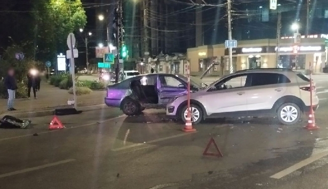 В жёстком лобовом ДТП на Станционной в Иванове разбилась девушка 