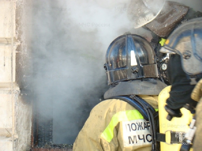 В Ивановской области спасатели эвакуировали из горящего дома 12 человек