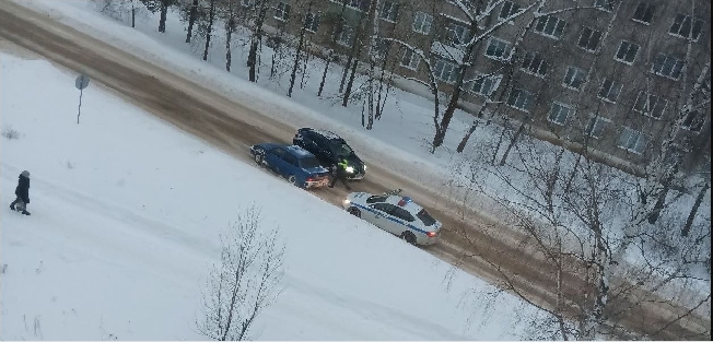 Водитель «Лады» в Ивановской области протаранил полицейскую машину и уехал