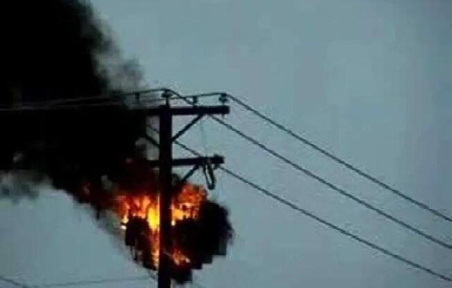 Столб с электропроводами загорелся в Ивановской области