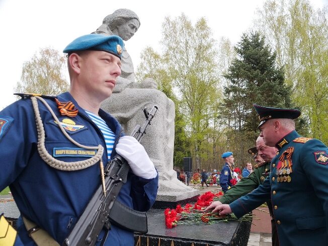 В Ивановской области в День Победы возложили цветы к памятникам и мемориалам