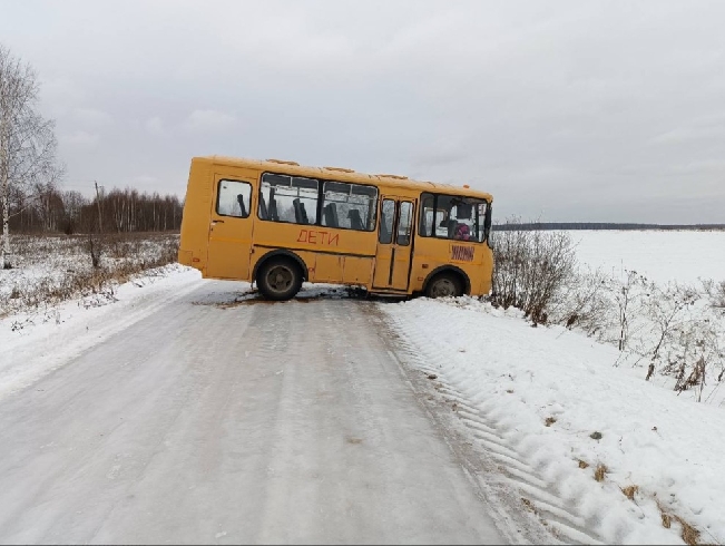 На скользкой дороге в Ивановской области едва не разбился школьный автобус