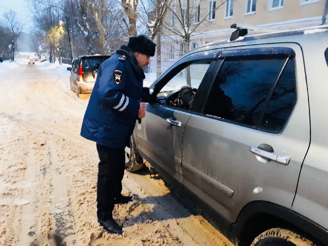 Вичугский автомобилист положил руку на коленку инспектора ДПС