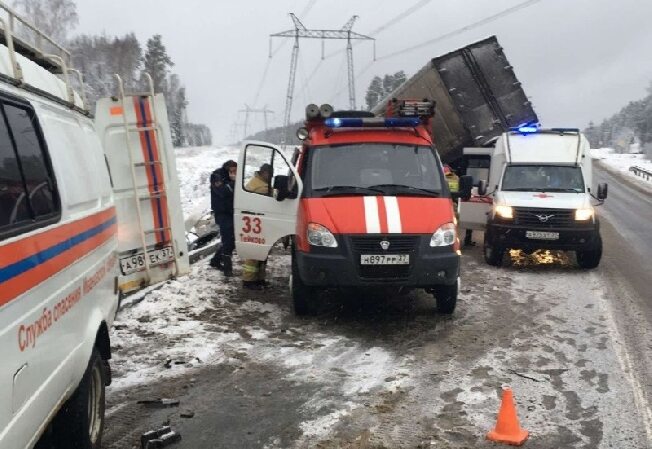 У Синей Осоки в Ивановской области жёстко столкнулись фура и легковое авто