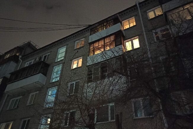 С балкона 4-го этажа в Иванове выпала девушка