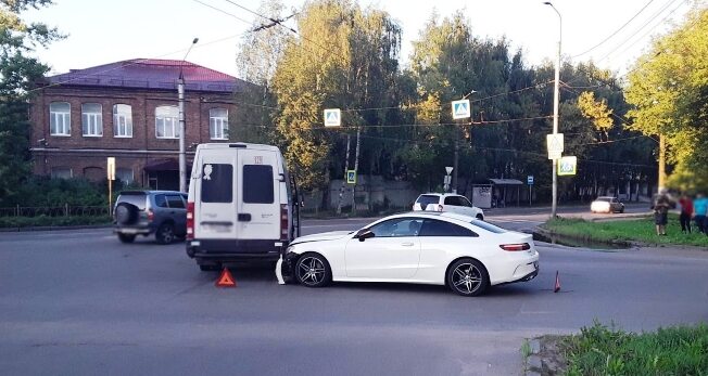 В Иванове автоледи на белом «Мерседесе» врезалась в маршрутку