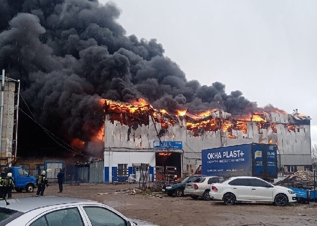 В Иванове вспыхнуло здание с газовыми баллонами