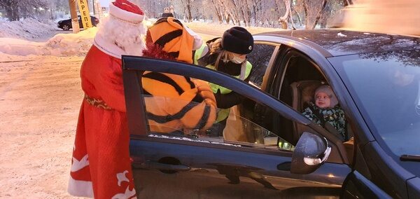 В Ивановской области автомобили тормозил Дед Мороз