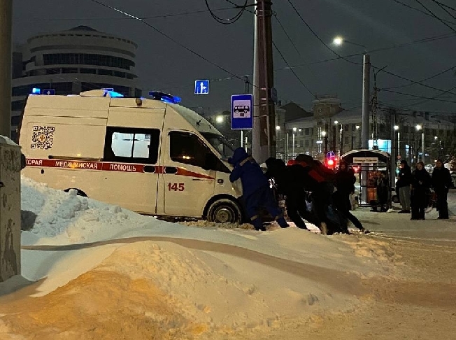 «Скорая» утонула в снегу в центре Иванова