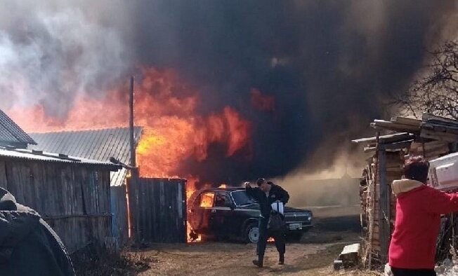 Несколько домов сгорели в Ивановской области из-за пала травы 