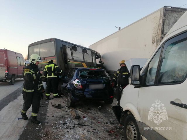 На ивановской трассе произошла авария с участием пяти транспортных средств 