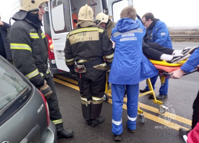 После ДТП в Ивановской области женщина не могла выбраться из машины без помощи спасателей
