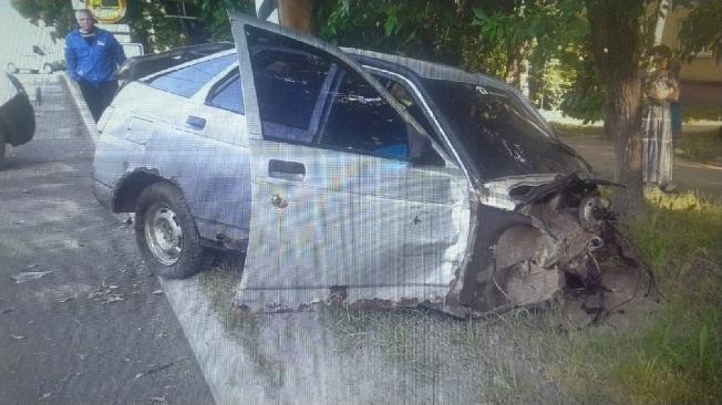 Подростки за рулём автомобиля дважды врезались в столбы на дороге в Иванове