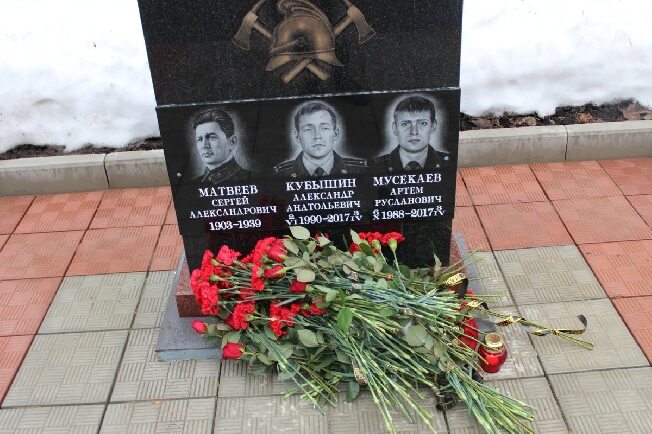 В Иванове почтили память погибших на пожаре 2-х молодых спасателей 
