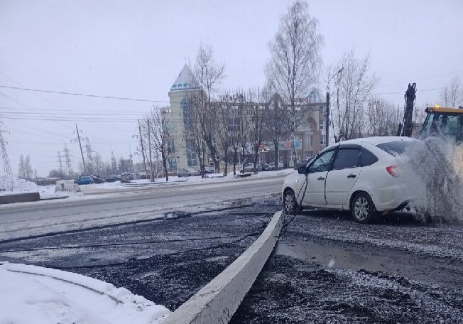 В Иванове иномарку с водителем едва не смяло столбом