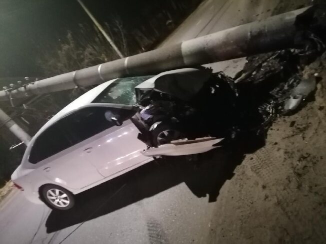 В Иванове автомобилист на иномарке сбил столб и скрылся на такси 