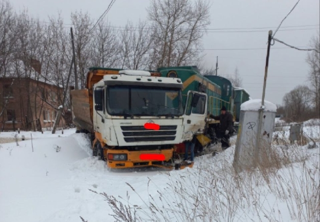 В Иванове поезд протаранил грузовик