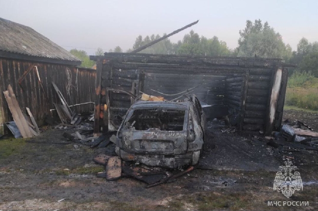 Во время сварки в Южском районе сгорел дом с гаражом