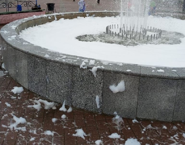 Шуйские клининг-активисты в знак протеста залили в фонтан моющие средства