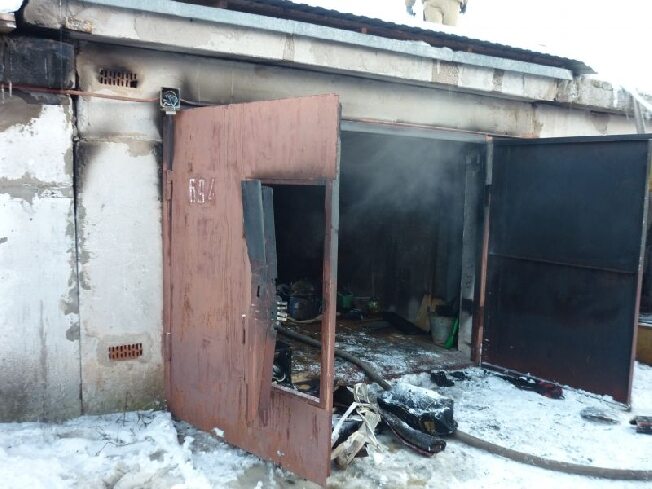 В Новых Горках Ивановской области сгорели 2 гаража и автомобиль