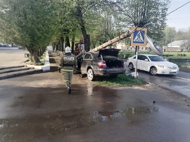 В Ивановской области на автомобиль рухнул столб