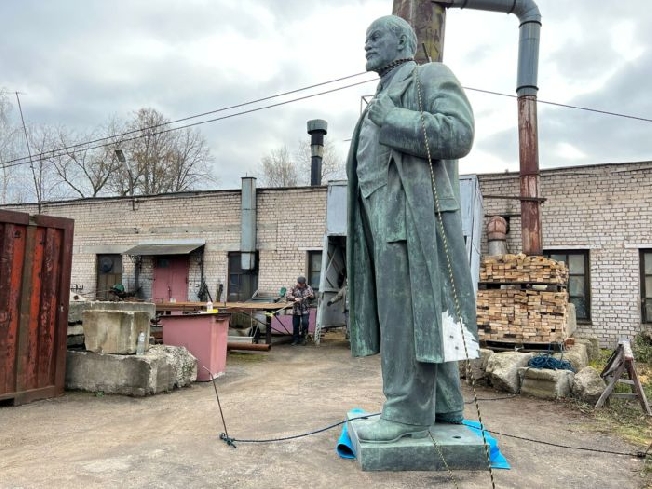 Определили дату возвращения отреставрированного памятника Ленина на место
