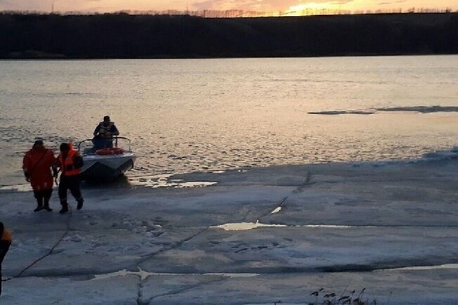 В Ивановской области спасли 2-х рыбаков на дрейфующей льдине