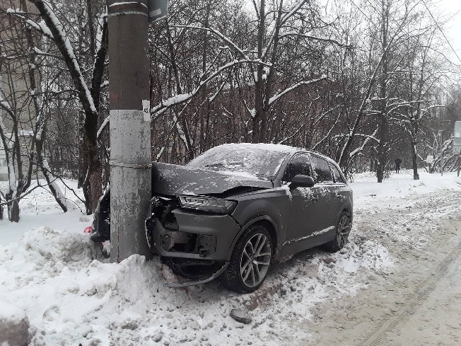 В Иванове «Ауди» сбила пешехода и врезалась в столб