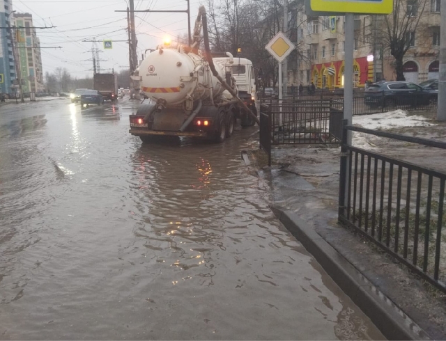 С затопленных ивановских улиц откачивают воду