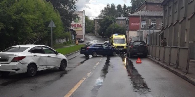 В Иванове пьяный водитель на Chevrolet Klan по очереди влетел в 2 иномарки