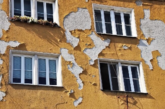 В Ивановской области на голову ребёнка с фасада дома обрушилась штукатурка